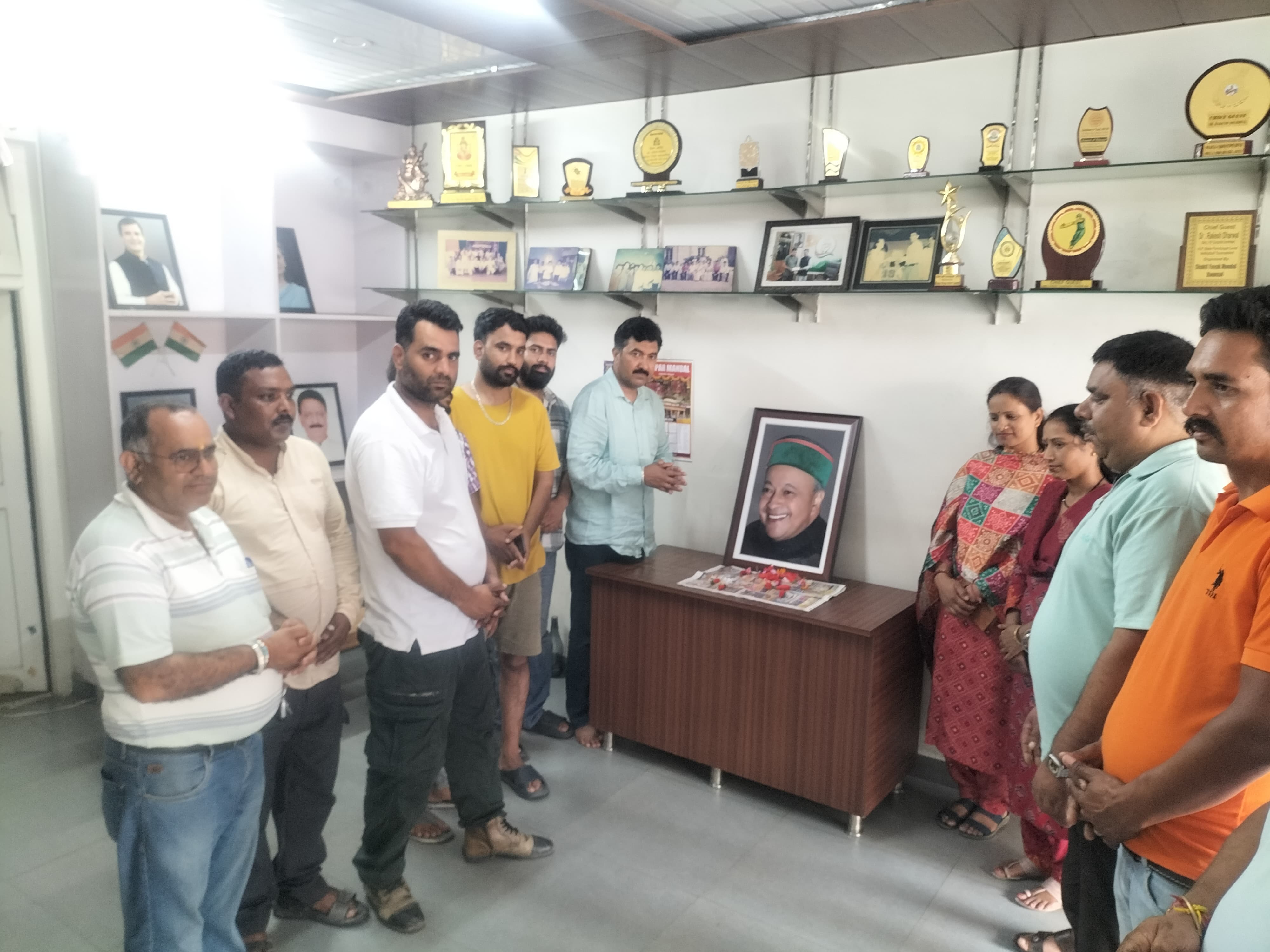 वीरभद्र सिंह जयंती पर श्रद्धांजलि, डॉ. राकेश धरवाल ने बताया आधुनिक हिमाचल का निर्माता