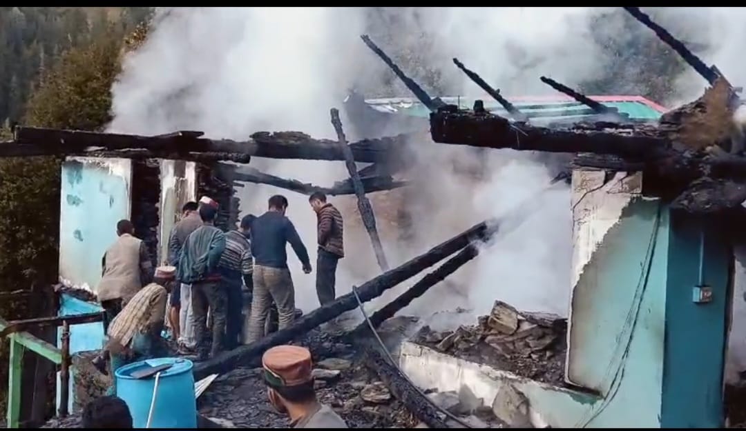 भीषण अग्निकांड में दो मंजिला मकान राख