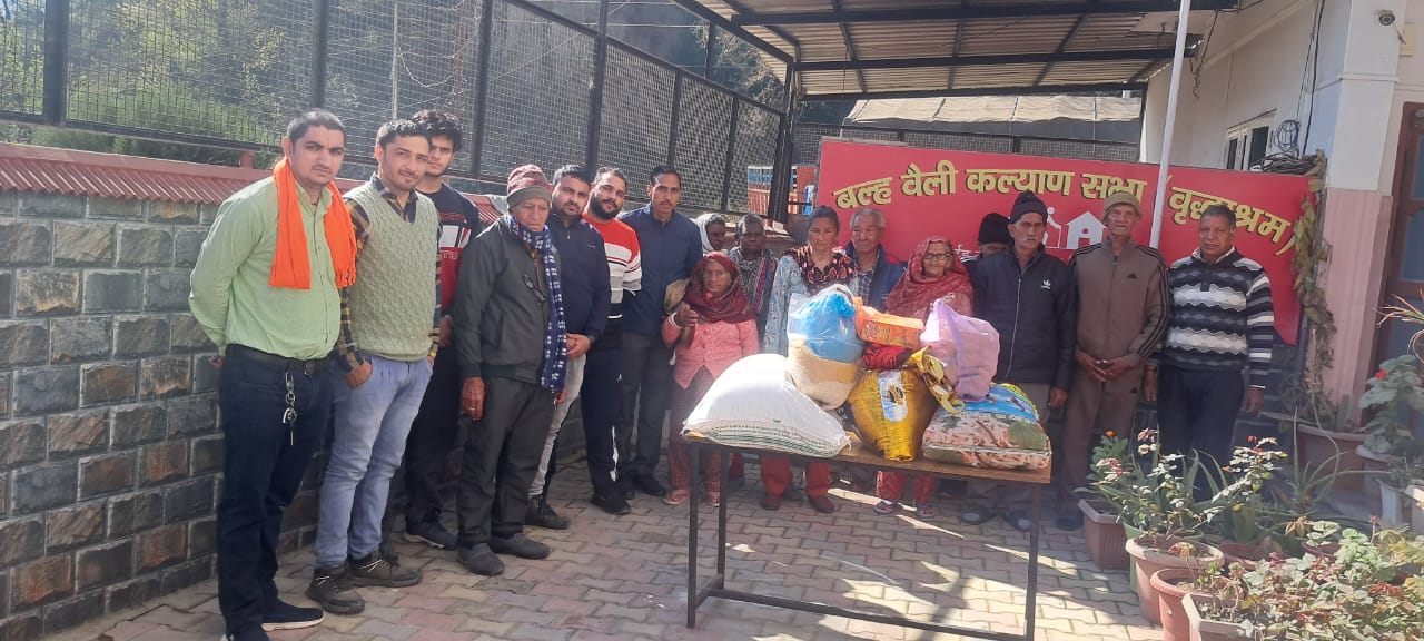 वृद्धाश्रम भंगरोटू में दी सहायता