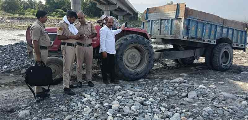 पांवटा में यमुना नदी से अवैध खनन करते पकड़ा ट्रैक्टर 