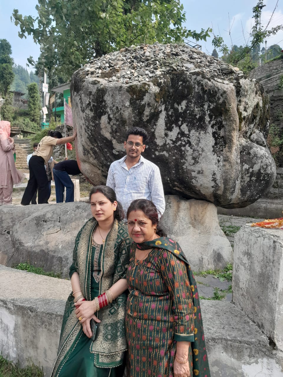 विशाल पांडव शिला हथेली से हिलाओ और इस पर पत्थर-कंकड़ फेंको मन्नत पूरी होगी