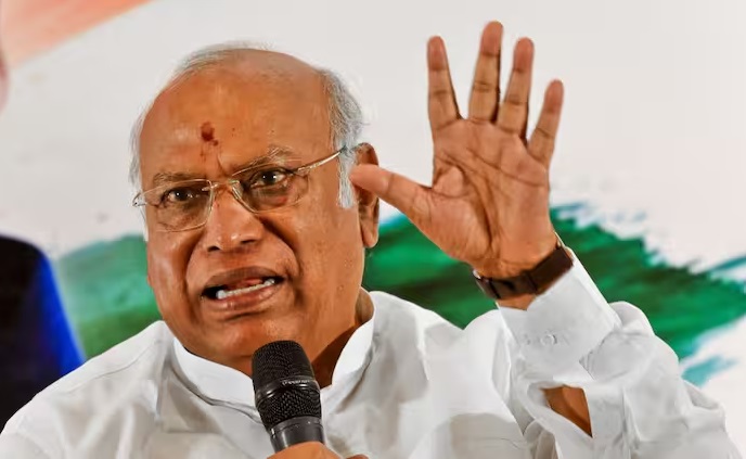  कांग्रेस अध्यक्ष खड़गे ने पीएम मोदी को कहा ‘आतंकवादी!’.. फिर अपने ही बयान से पलट देने लगे सफाई