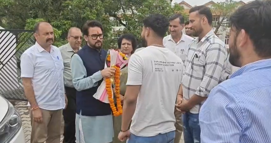  CM पद के नारों पर अनुराग ठाकुर ने समर्थकों को रोका, बोले- 'विवाद नहीं, युवाओं और विकास की बात करें'