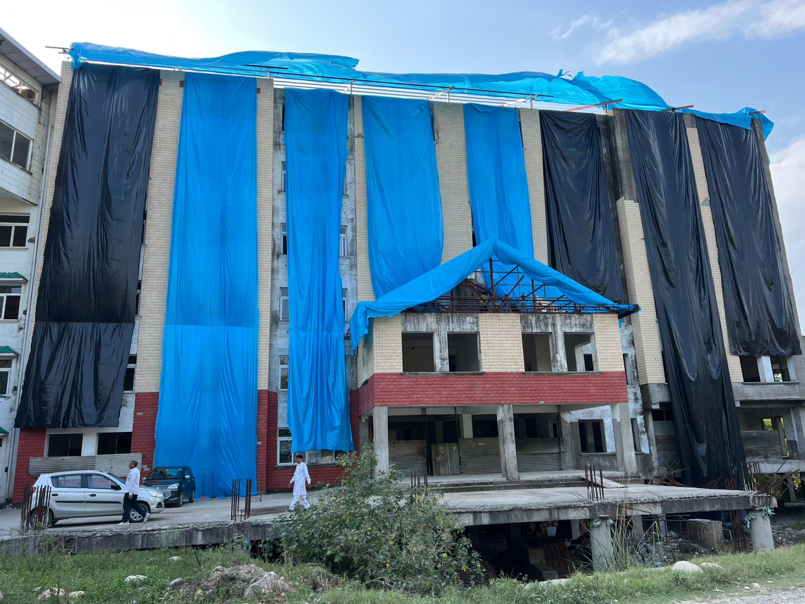 संधोल में अधूरे पड़े अस्पताल भवन को भाजपा ने तरपाल से ढकना किया शुरू, क्षेत्र भर में एक एक रूपया चंदा एकत्रित कर लिया तरपाल