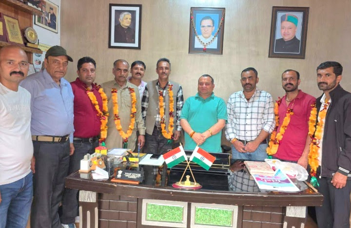 रेणुका में भाजपा को बडे झटके के साथ 05 परिवार कांग्रेस में शामिल