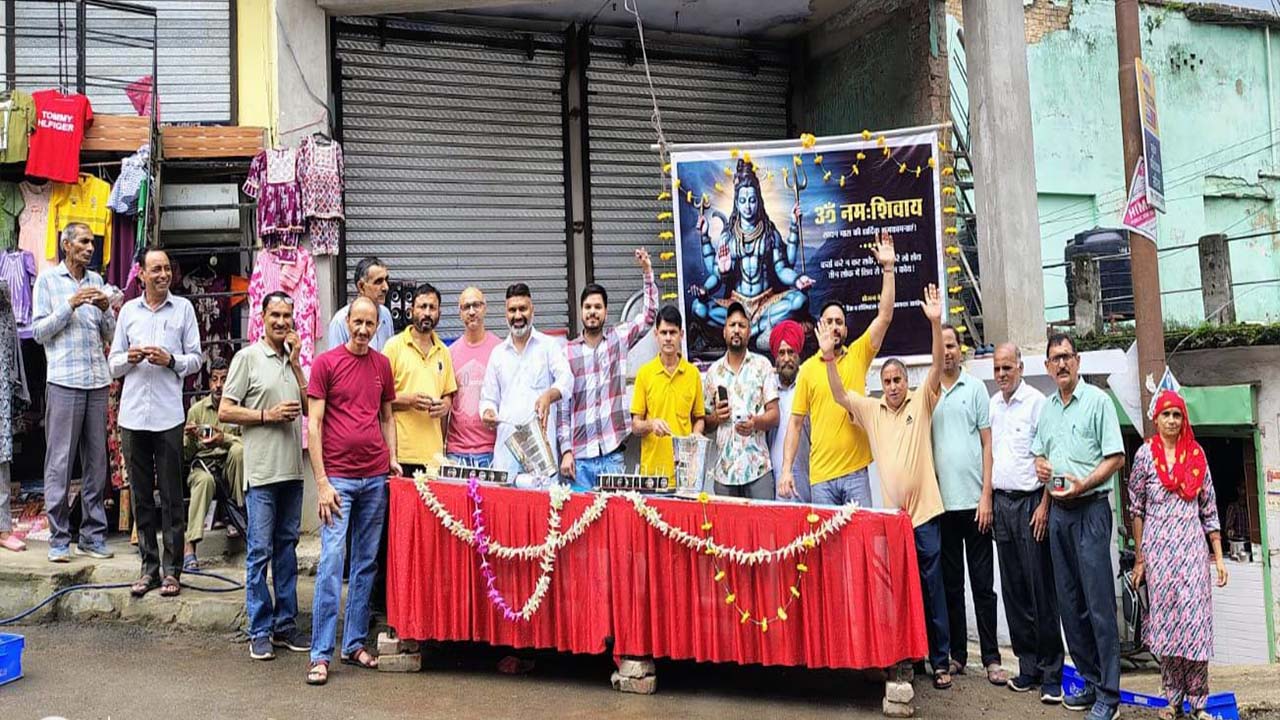 सरकाघाट बाजार में श्रावण मास पर व्यापारियों ने लगाया खीर का लंगर