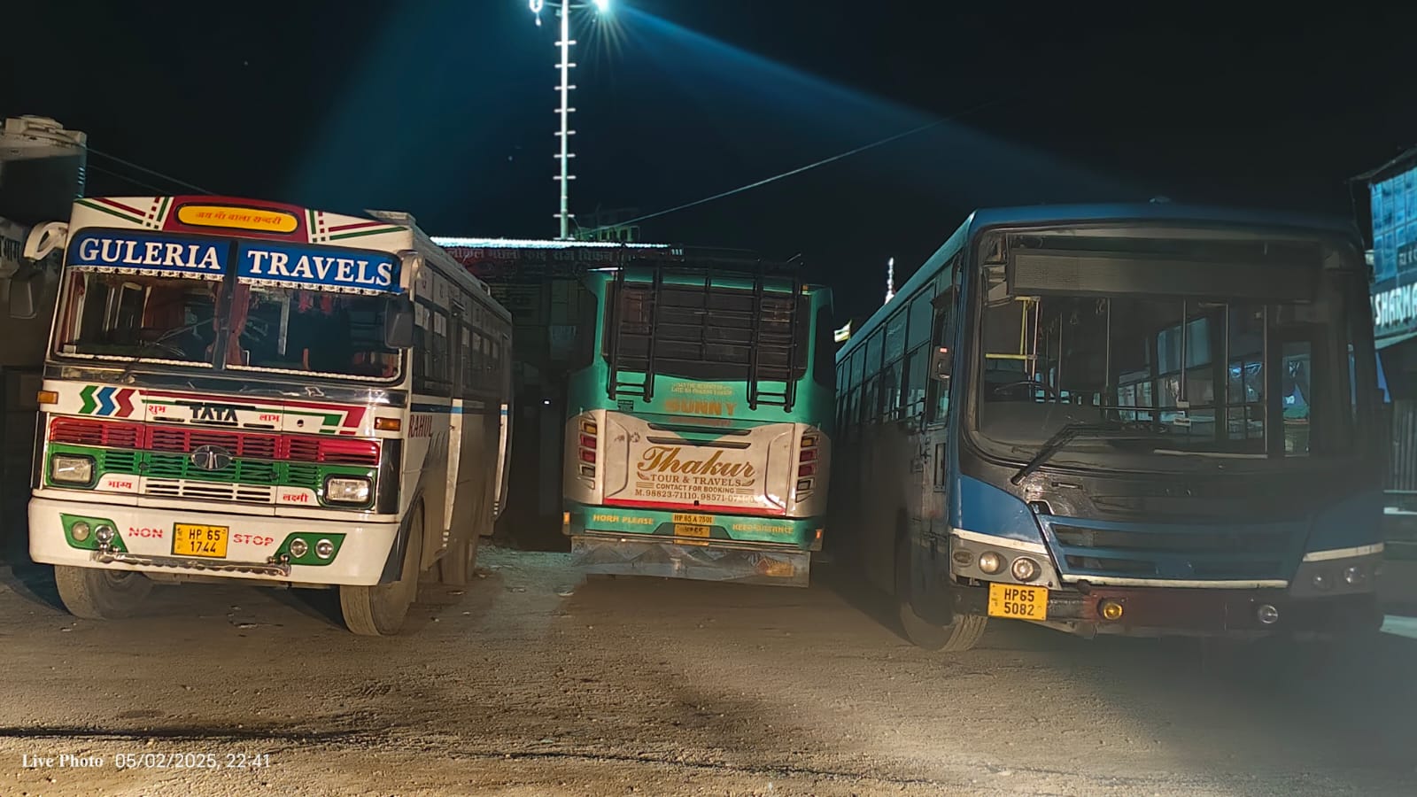 गोहर बस स्टैंड में पार्किंग को लेकर एचआरटीसी बस चालक और निजी बस...