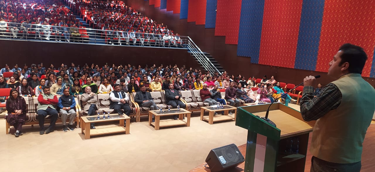 अभिलाषी विश्वविद्यालय में 