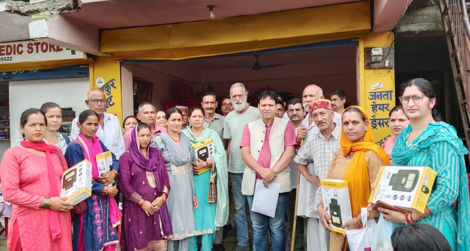 आपदा प्रभावित लोगों को कुशाल भारद्वाज ने बांटी सोलर लाइटें 