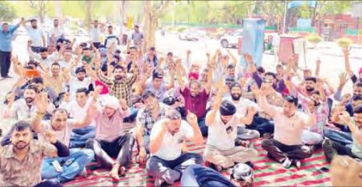 आउटसोर्सिंग कर्मचारियों का निगम के खिलाफ प्रदर्शन