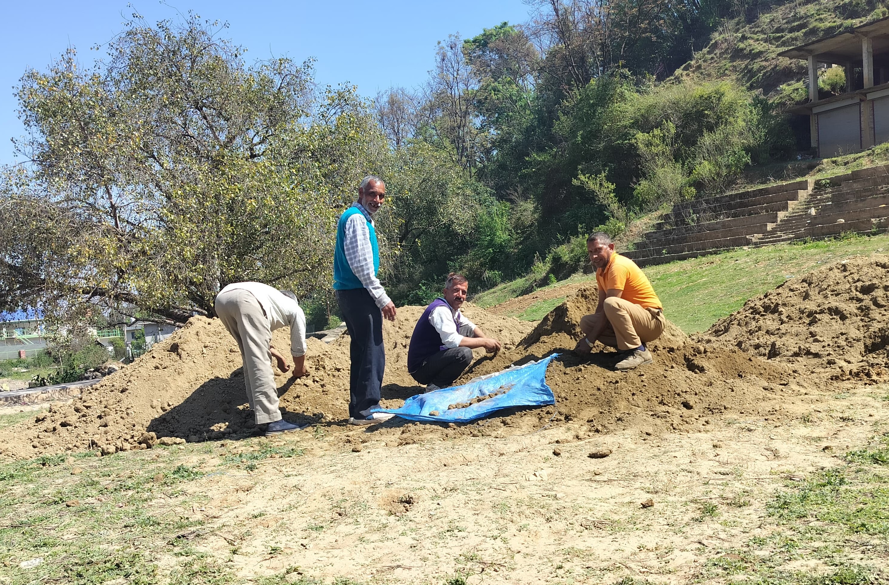 सुंदरनगर के कुश्ती अखाड़े में बाहर से लाकर डाली जा रही मिट्टी