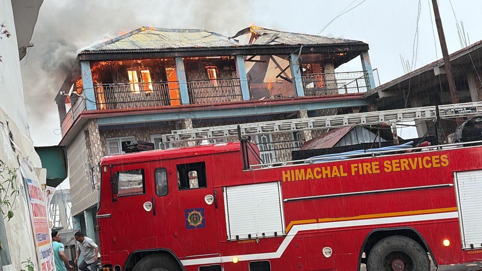 कुमारसैन में बारिश के बीच भीषण अग्निकांड, सिलेंडर ब्लास्ट से दहला पूरा इलाका