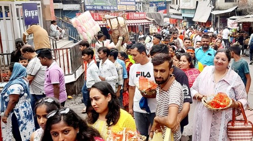 माता चिंतपूर्णी मंदिर में उमड़ा आस्था का सैलाब, रविवार को 15 हजा...