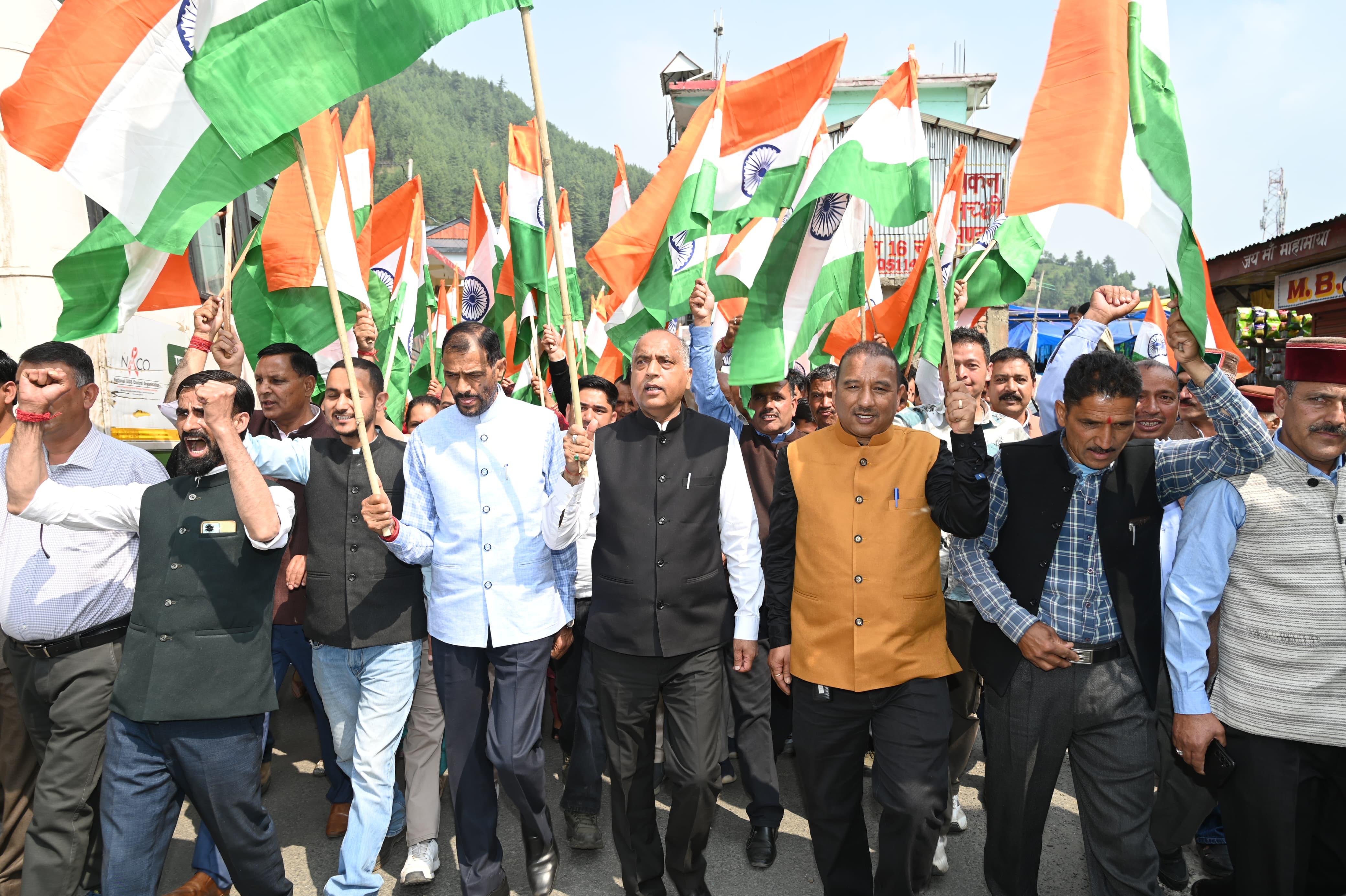 जंजैहली में निकली तिरंगा यात्रा, पूर्व मुख्यमंत्री जयराम ने किया सेना को नमन