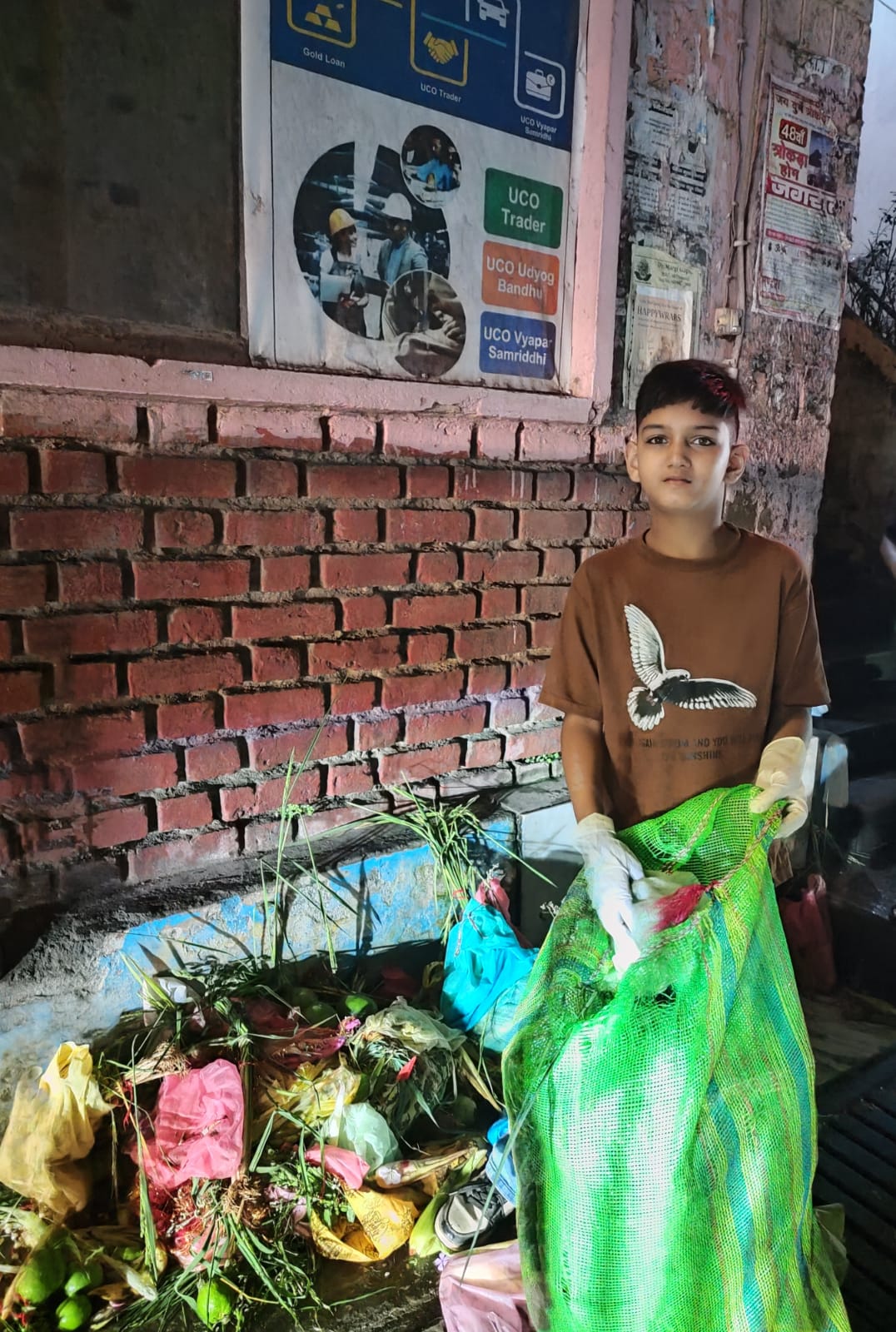 रुद्राक्ष ने सायर एकत्र कर नदी में प्रवाहित की, अपील– पूजन सामग्री जरूरतमंदों को दें