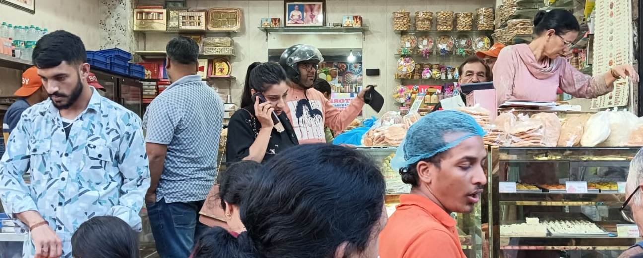 करवाचौथ की पूर्व संध्या पर मंडी के बाजारों में लौटी रौनक