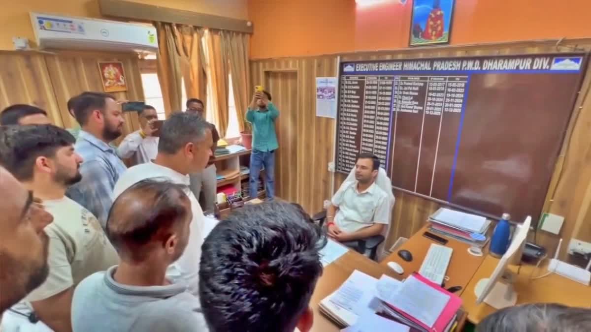 हिमाचल में सड़क पर संग्राम: पूर्व मंत्री के बेटे और PWD अधिकारी में तीखी नोकझोंक, धंसी सड़क पर मचा बवाल