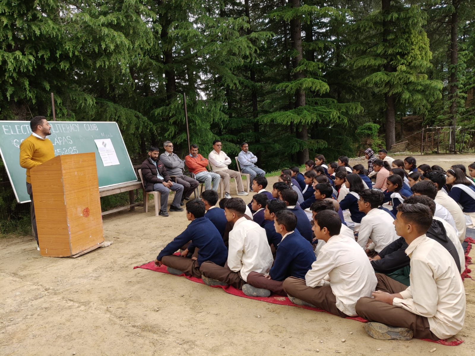 विद्यार्थियों को दी 