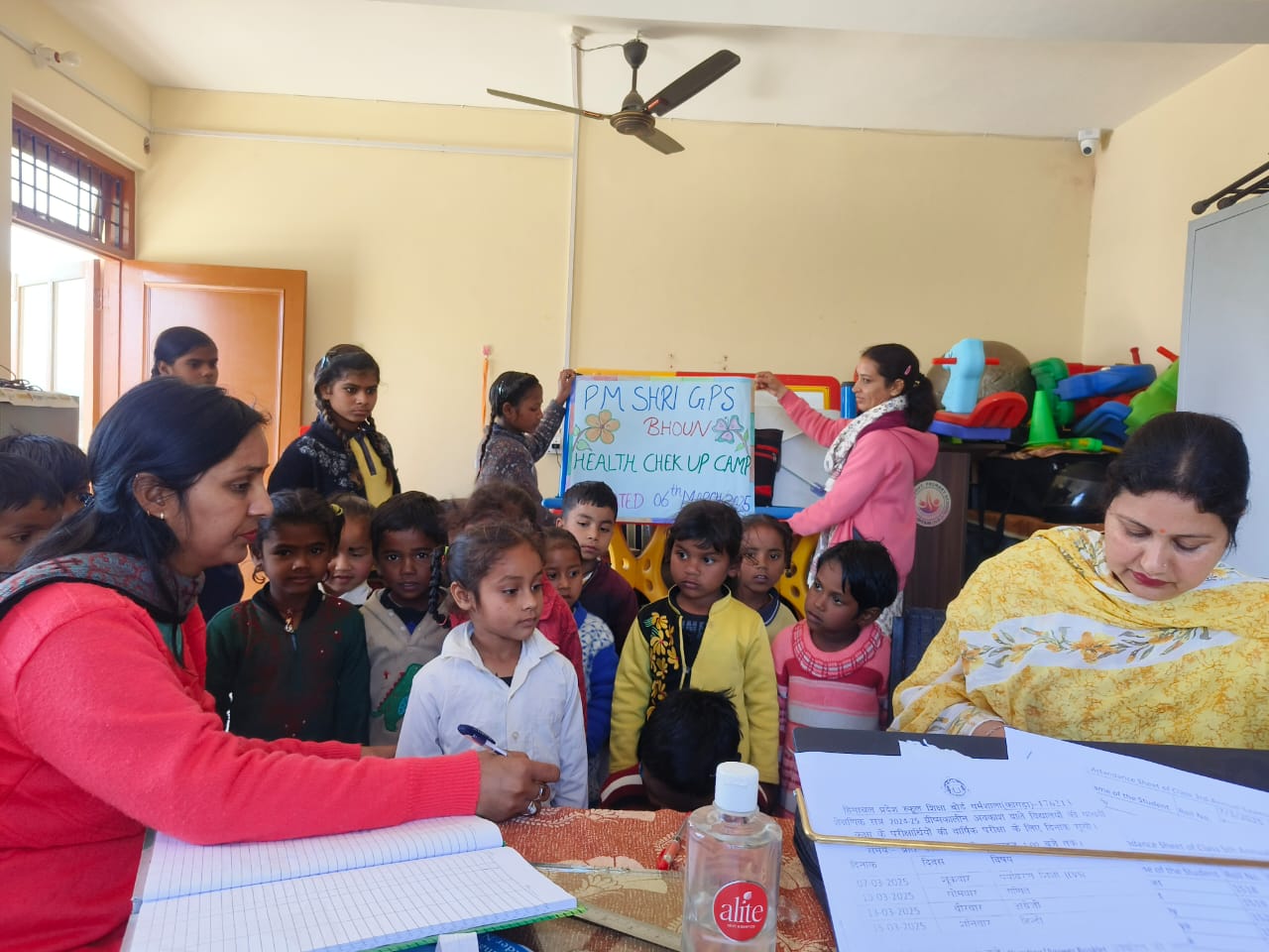 ग्राम पंचायत कलौहड में हेल्थ कैंप: बच्चों का एचबी टेस्ट, स्वच्छता और स्वास्थ्य पर जागरूकता अभियान