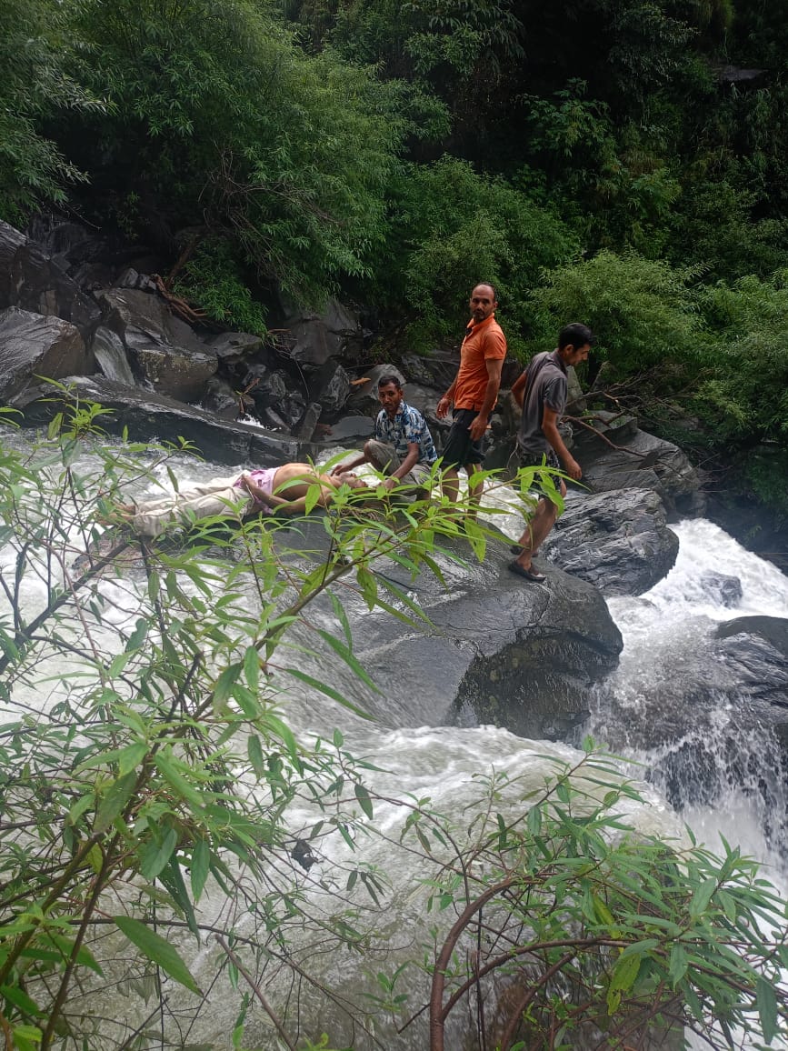 शिवा खड्ड में बहे एक ही गांव के दो लोग, इलाक़े में शोक की लहर