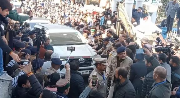 कांग्रेसी कार्यकर्ताओं का हंगामा, पुलिस ने मौके पर मोर्चा संभाला