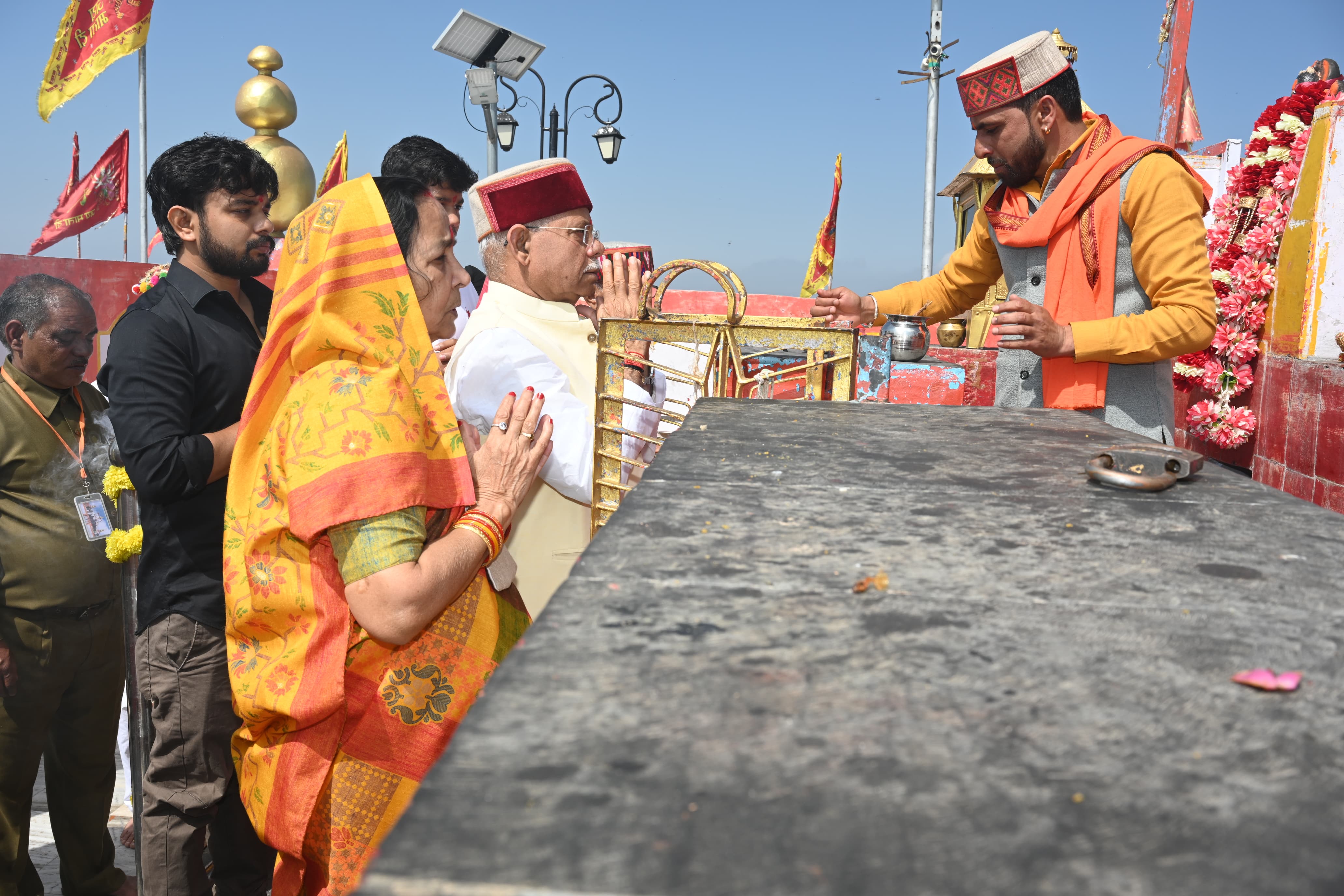 राज्यपाल ने प्रसिद्ध शिकारी माता मंदिर में दर्शन किए