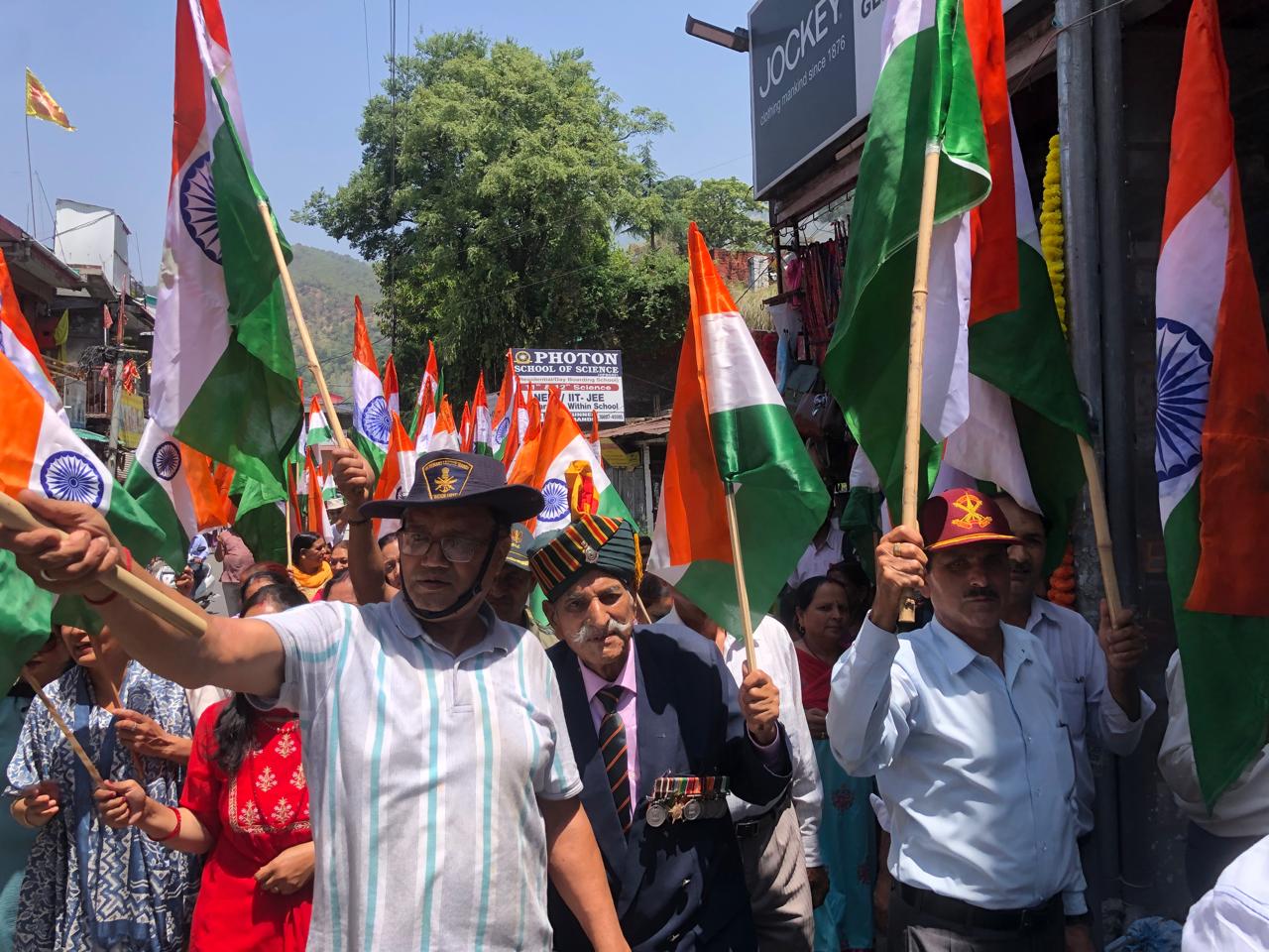 भारतीय सेना के सम्मान में जोगिंद्रनगर में निकाली गई ऐतिहासिक तिरंगा यात्रा