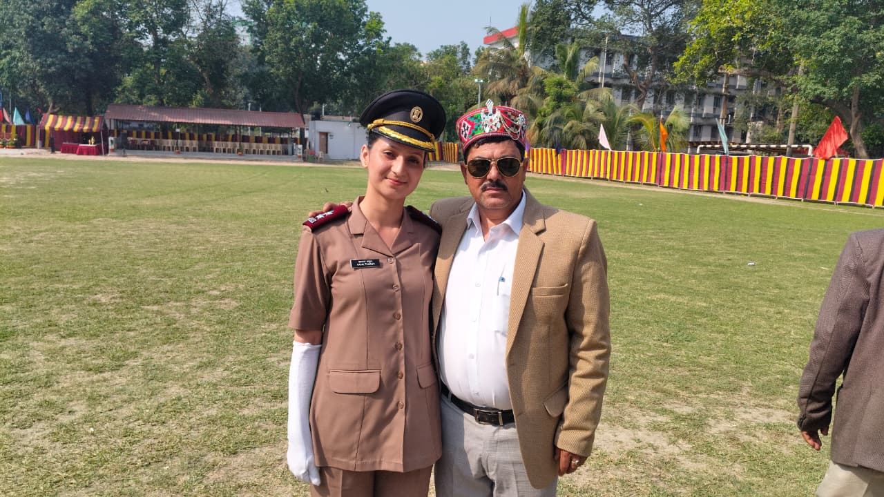 चुराह की बेटी काजल बनीं सेना में लेफ्टिनेंट, वर्दी में देख पिता...