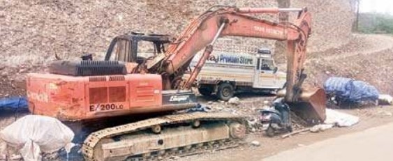 टौणी देवी मंदिर के पास खराब पड़ी जेसीबी मेले का कर रही मजा किरकि...