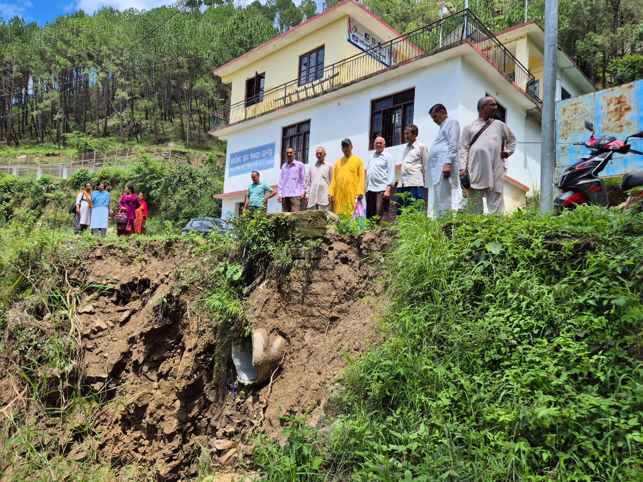 तरनोह पंचायत के बरयारा गांव में जल सैलाब से तबाही, पंचायत घर और खेतों को भारी नुकसान