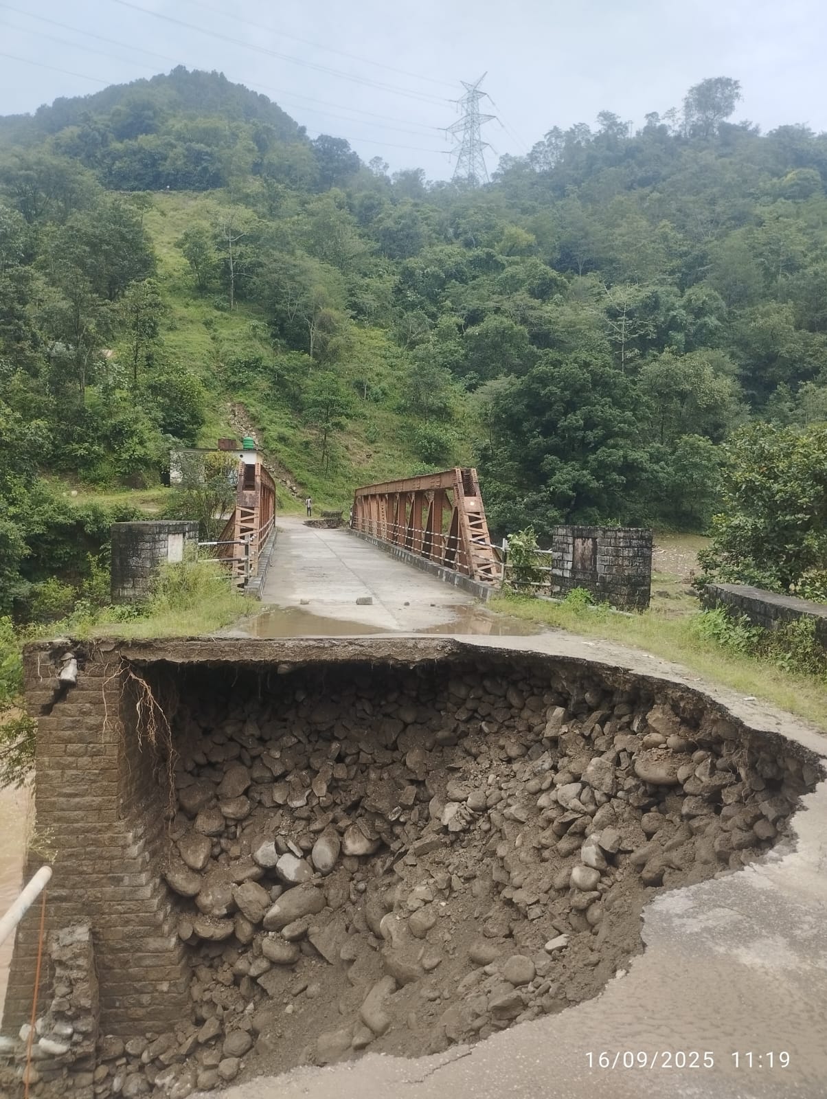 रिस्सा पुल का संपर्क टूटा, आधा दर्जन पंचायतों के लोग परेशान