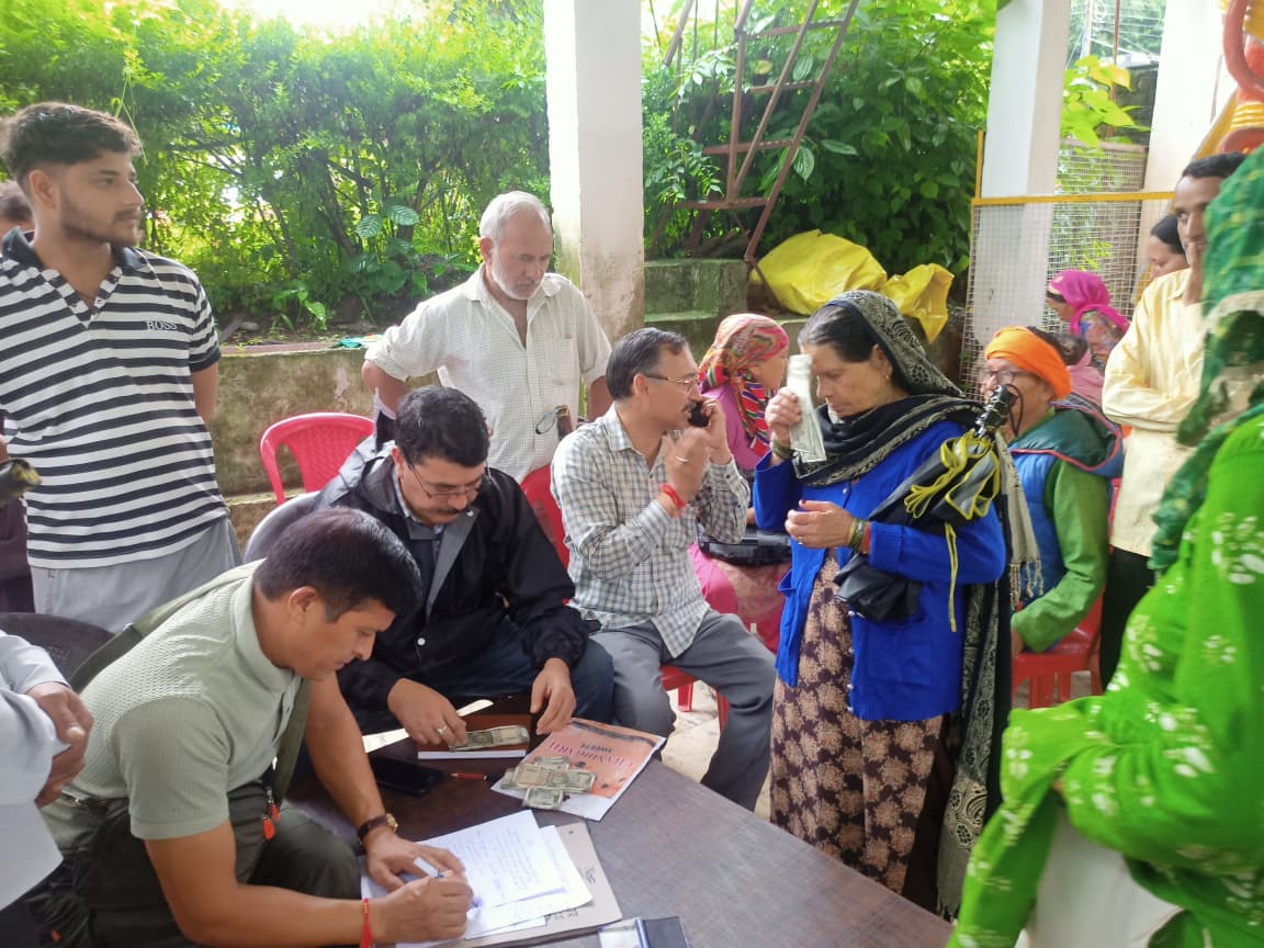 कुंडूनी गांव भूस्खलन प्रभावित परिवारों को प्रशासन ने दी फौरी राहत