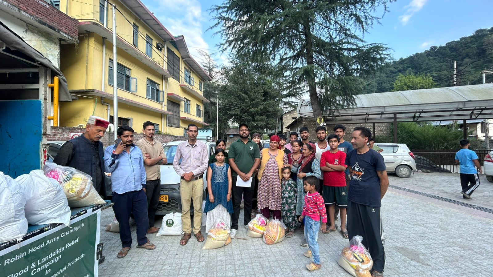 समाजसेवी संस्था रॉबिन हुड आर्मी ने बांटी राहत सामग्री