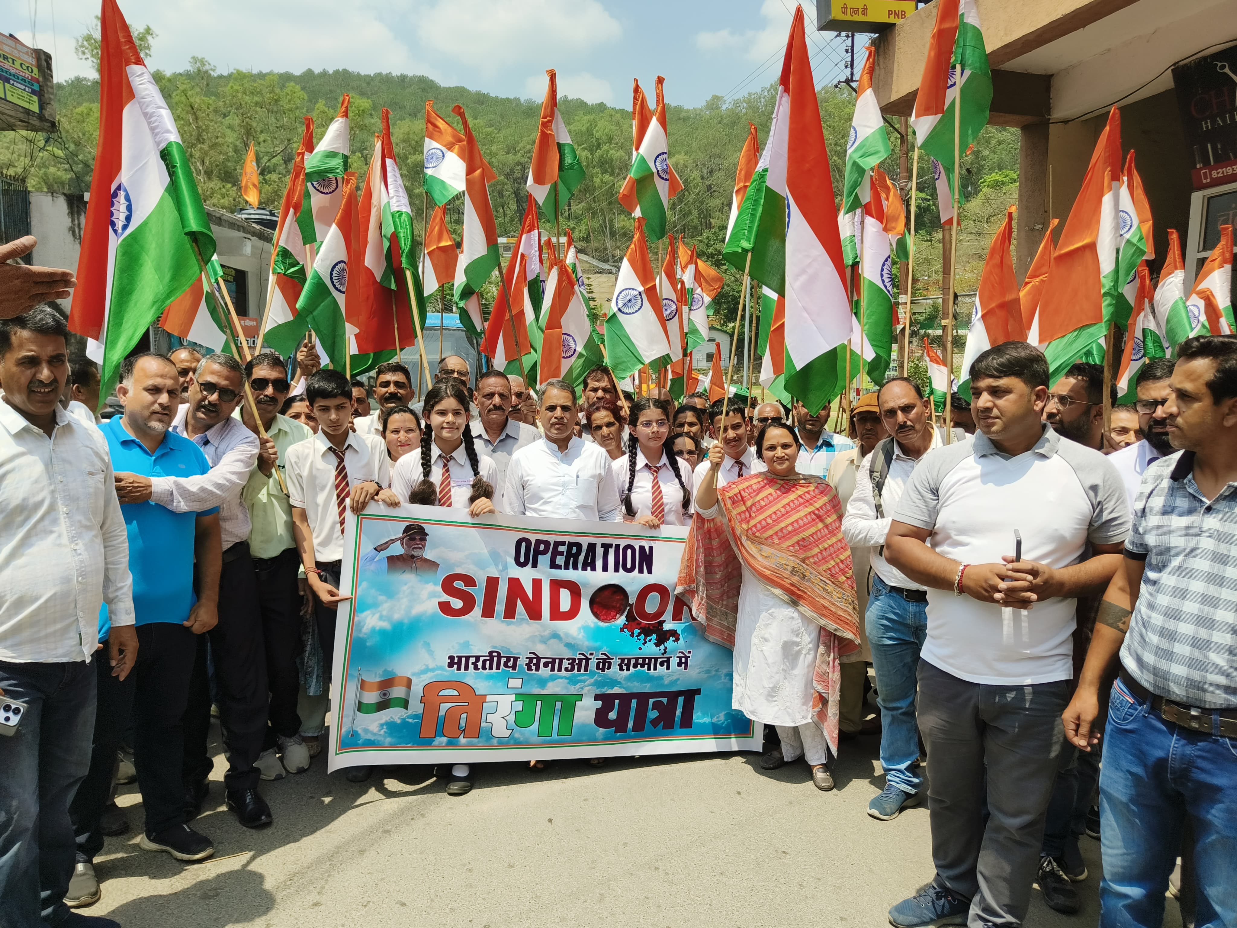 सरकाघाट  में विशाल तिरंगा यात्रा के ज़रिए भारतीय सेना को किया गया नमन