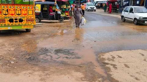 ज्वालामुखी में सीवरेज चैंबर फटने से सड़क बनी नाला, दुकानदारों मे...