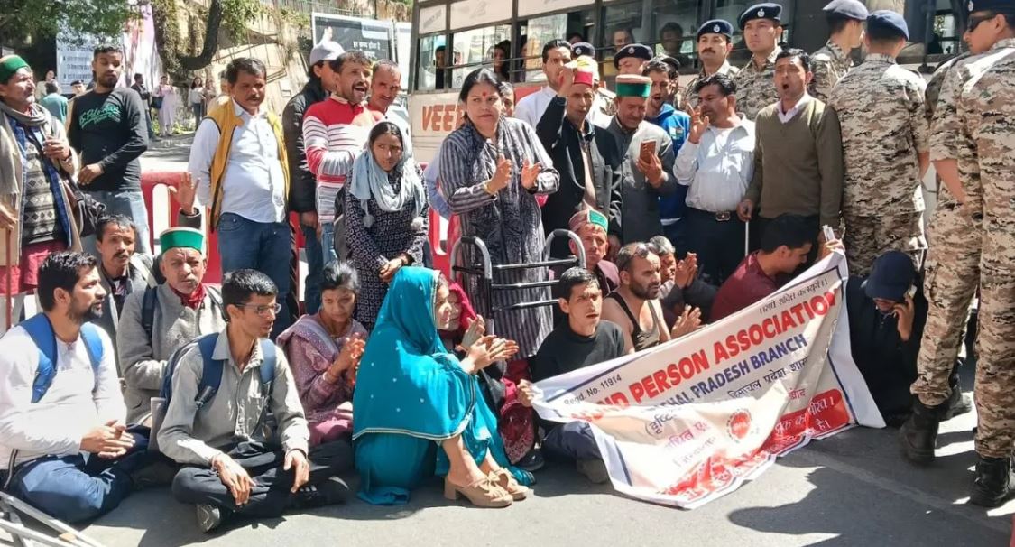 शिमला में 918 दिन का संघर्ष बेअसर, नहीं जागा सिस्टम-दृष्टिहीन संघ ने किया अर्धनग्न प्रदर्शन