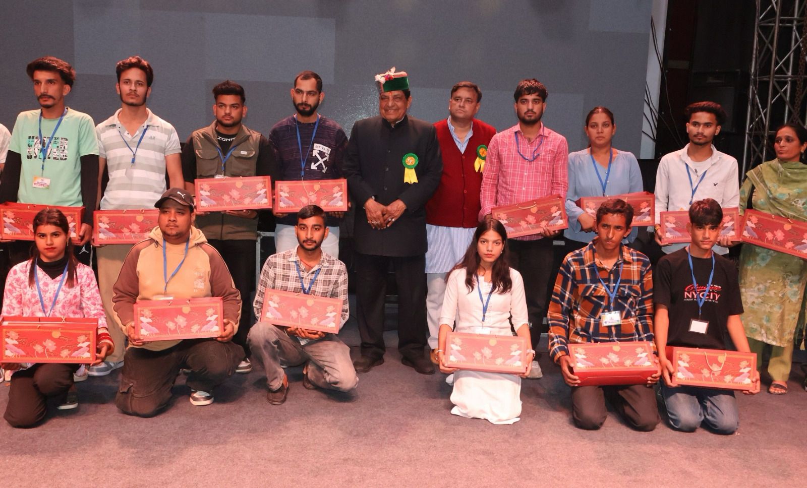 चिल्ड्रन ऑफ द स्टेट को वितरित किए दीपावली के उपहार