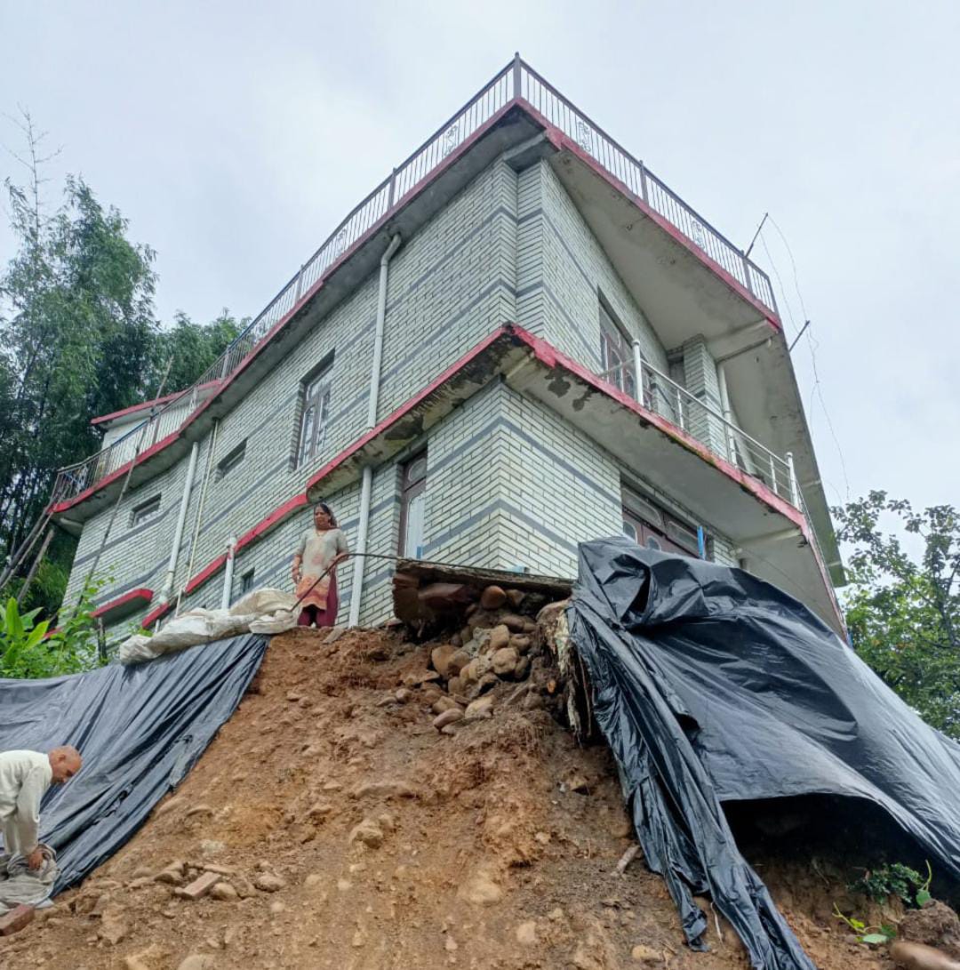 चोलथरा में दो मंजिला मकान पर गिरने का खतरा प्रशासन ने मकान करवाया खाली