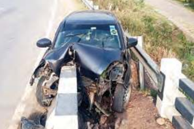 राईया पुल के पास तेज रफ्तार कार पुल की रेलिंग से टकराई, चालक घायल