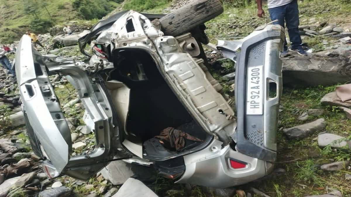 कुल्लू के आनी में चट्टान गिरने से खाई में गिरी कार, डॉक्टर दंपति की मौत; बेटी गंभीर घायल