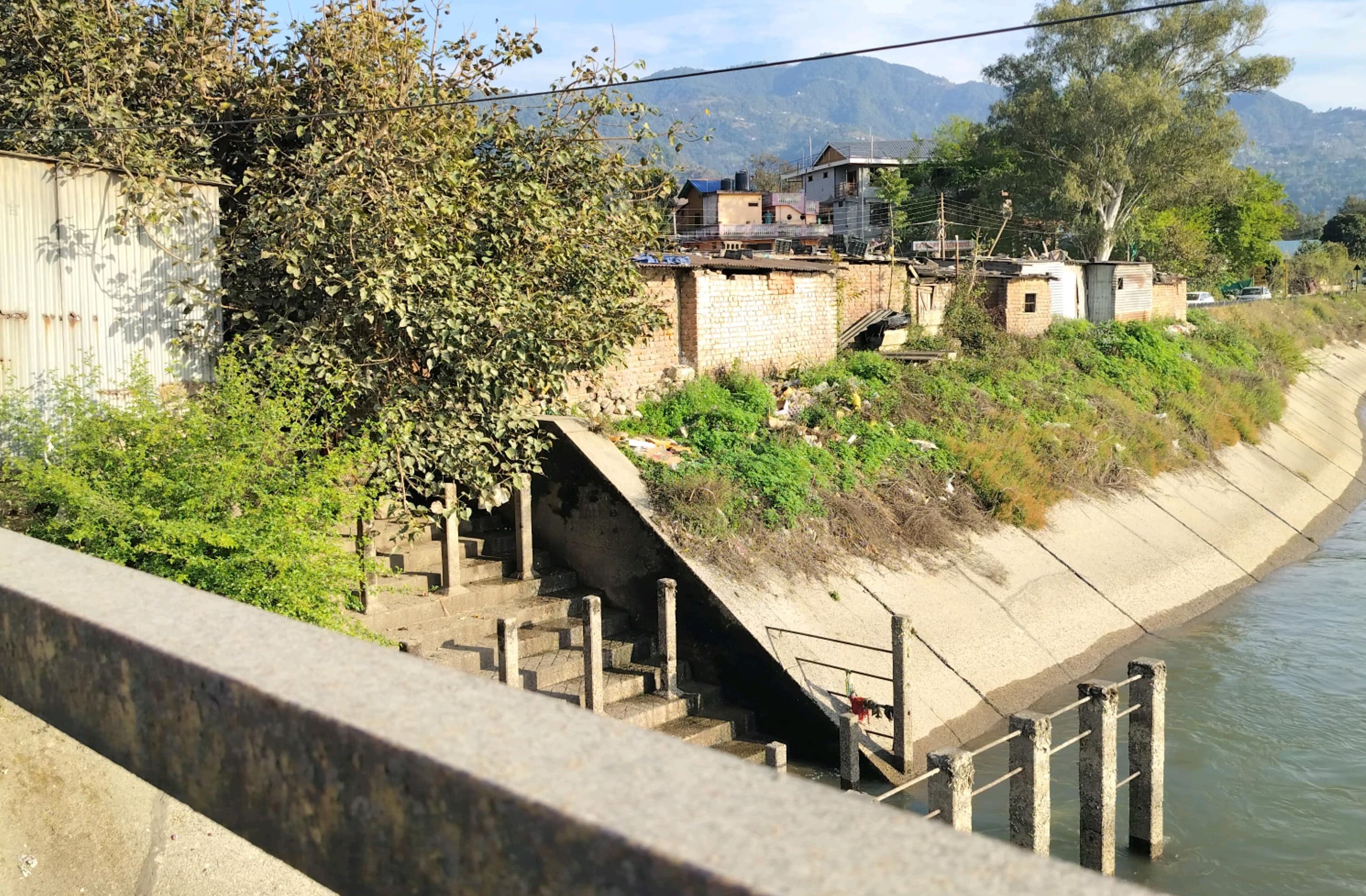 बग्गी में दुकानदारी चलाने वालों ने बंद किया बी बी एम बी का स्नान घाट •स्थान चिन्हित कर बने योजनाबद्ध तरीके से दुकानें 