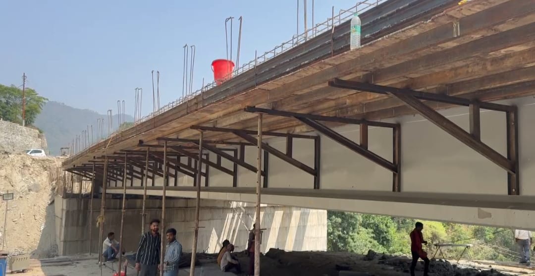 बनाते बनाते ही धंस गया फोर-लेन पुल का फुटपाथ हिस्सा