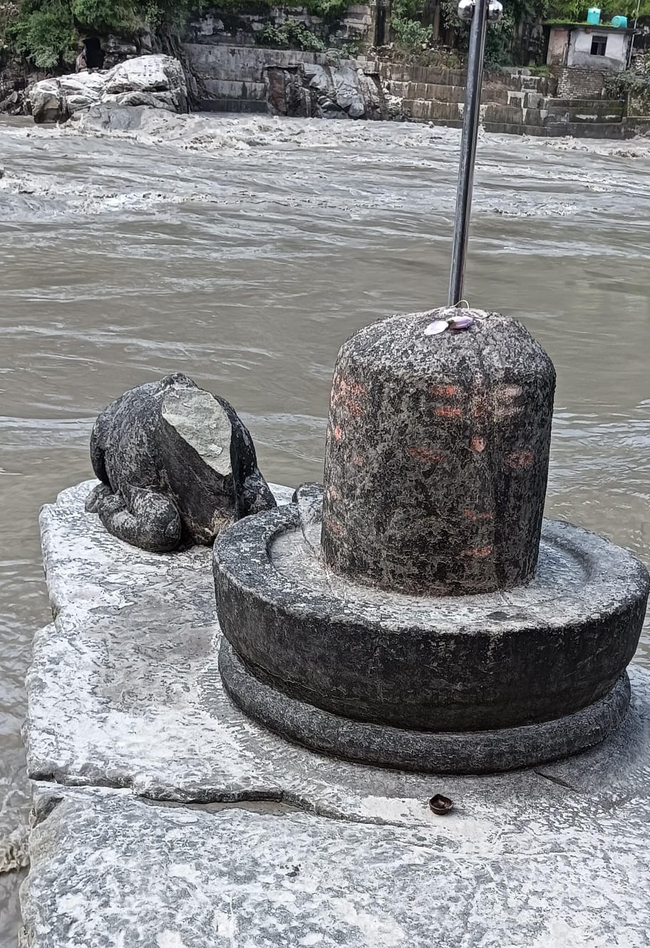 भयंकर बाढ़ में व्यासश्वेर महादेव की 400 वर्ष पुरानी नंदी प्रतिमा खंडित