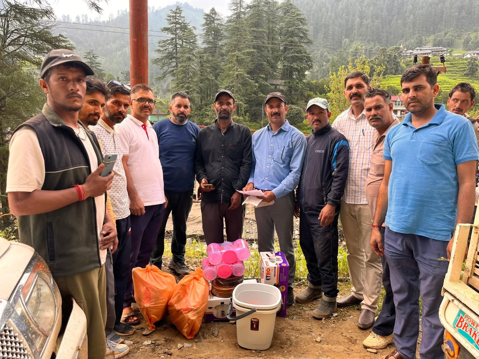 सराज के आपदा प्रभावित परिवारों को मानव सेवा परिवार ने बांटी राहत सामग्री